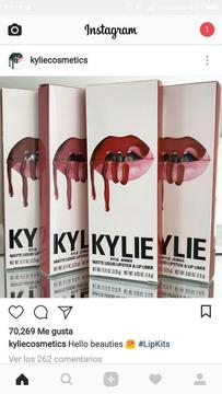 Kylie Jenner Labiales con Delineador