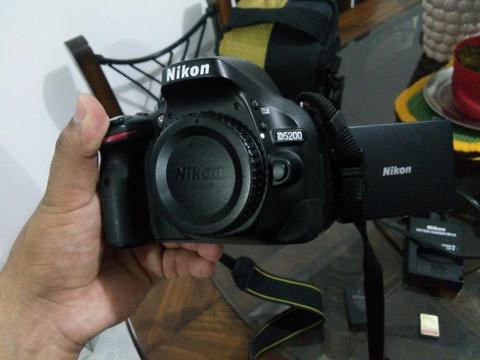 Cuerpo Nikon D5200 con accesorios sin lente