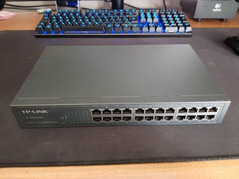 SWITCH TP LINK 24 MODEL TLSF 1024D CON CAJA COMO NUEVO