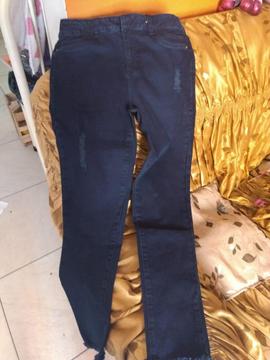 Pantalón Jean Mujer de color Azul Oscuro, con rasgados suaves