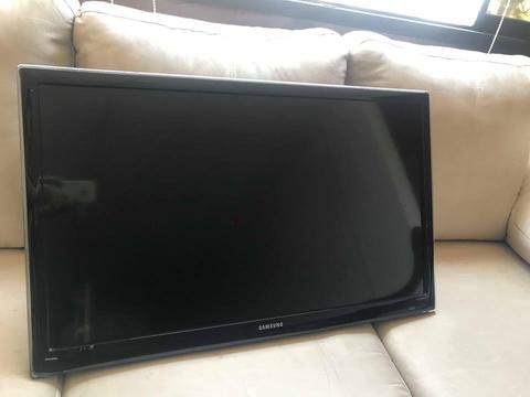 Televisor Samsung 32 pulgadas, antiguedad 3 años, poco uso y en buen estado