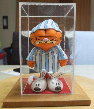 Escultura de Garfield en Pijama
