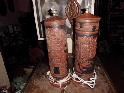 dos lamparas de cedro con cuero repujado