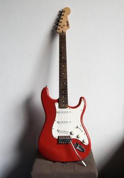 Guitarra eléctrica Fender Squier Bullet Stratocaster rojo/blanco