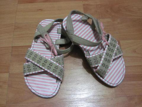 Sandalias talla 28 S/ 10 soles