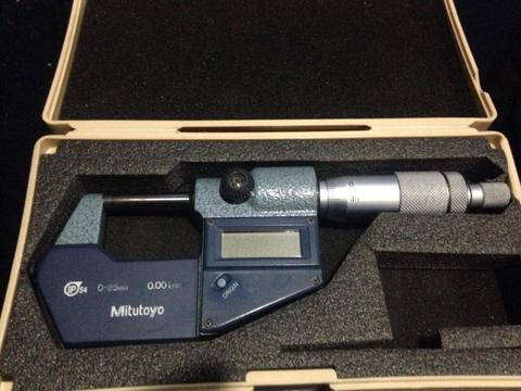 Micrómetro Mitutoyo IP54 025mm