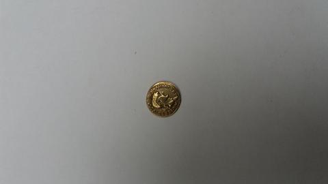 oferta de una moneda del imperio romano de oro pesa 3.5 gramos