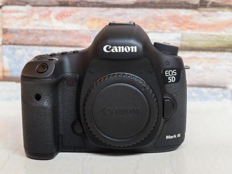 Camara profesional Canon 5D MarkIII accesorios completos y caja