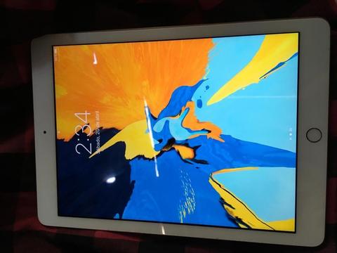 Vendo iPad 6ta generación 2018 de 128 gb color oro rosa libre de iCloud en excelente estado