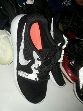 Zapatilla Nike Roshe Talla 41 Usado