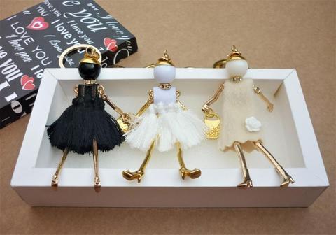 Elegantes llaveros muñecas en caja de regalo
