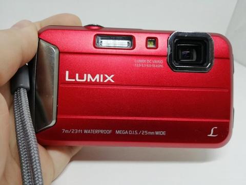 Cámara Digital Fotográfica Acuática Roja Panasonic Lumix DMCT525 16.1 MP