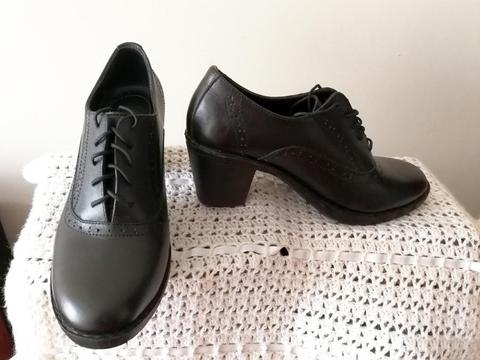 Zapatos negros Damas talla 37