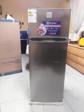 Refrigeradora Nueva Electrolux 250lt