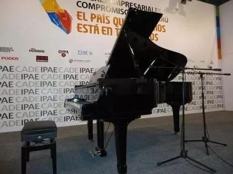 ALQUILER DE PIANO ACUSTICO PROFESIONAL DE COLA ENTERA NEGRO BRILLANTE HECHO EN JAPON YAMAHA C7 EN  PERU