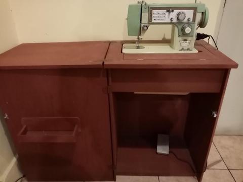 Máquina de Coser Alfil Y Mueble Madera