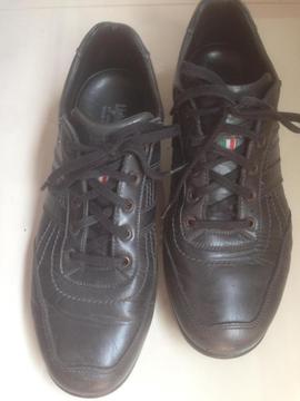 Zapatillas Italianas T42 Negro Puro Cuero Super Resistentes
