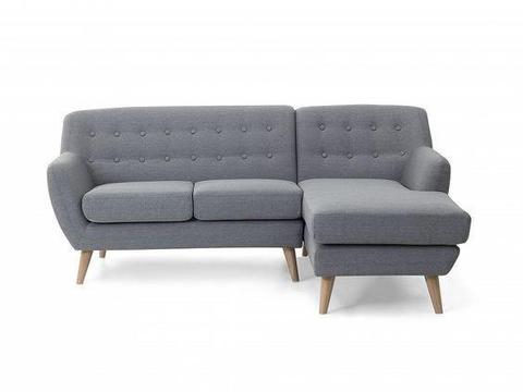 Sofa seccional estilo vintage con patas de madera