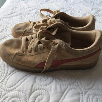 ZAPATILLAS PUMA URBANAS DE GAMUZA CREMA UN SOLO USO