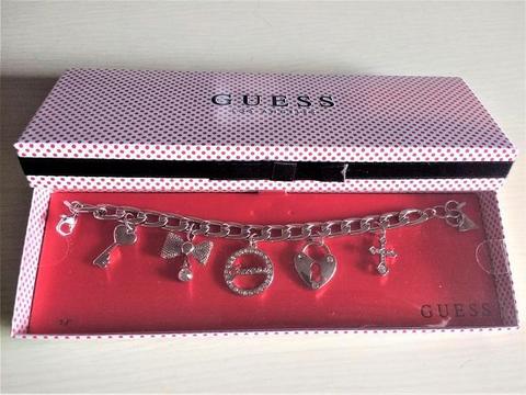 GUESS Pulsera con Dijes en caja
