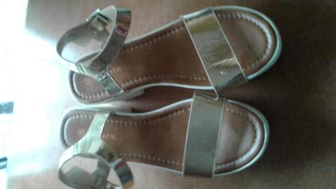 lindas sandalias doradas, nuevas