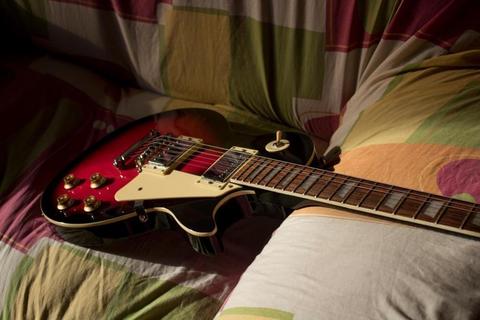 Guitarra Les Paul, marca Vozzex, 1 año de vida 4 meses de uso