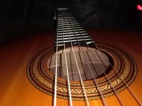 Remato Guitarra PROFESIONAL José FALCON Salcedo Con mas de 30 años de antiguedad a S/. 500
