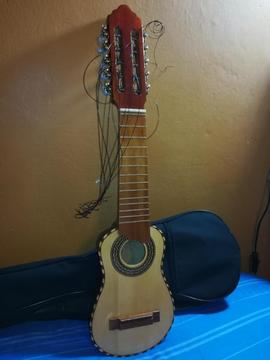 Charango peruano casi nuevo de poco uso con forro