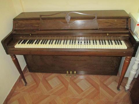 PIANO ACUSTICO DE PARED USADO MADE IN EEUU IMPORTADO EN  MARCA WURLITZER