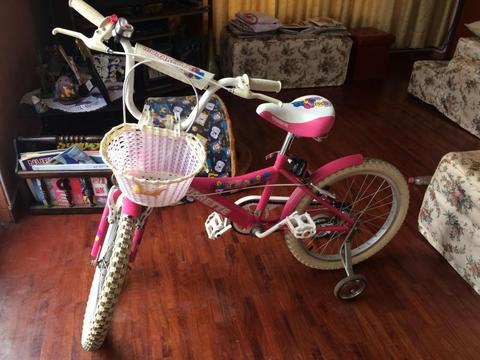 Bicicleta de niña aro 20 marca monark con casco
