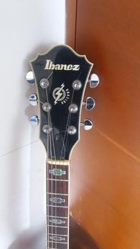 Guitarra Eléctrica Semi-hollow Body Ibanez ArtCore y Pedalera multiefectos Boss Me-70