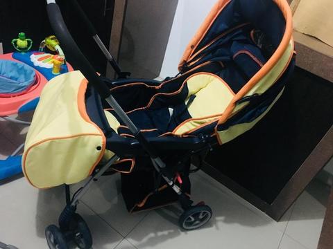 Vendo Coche,silla de comer,andador para bebés Marca INFANTI Unisex