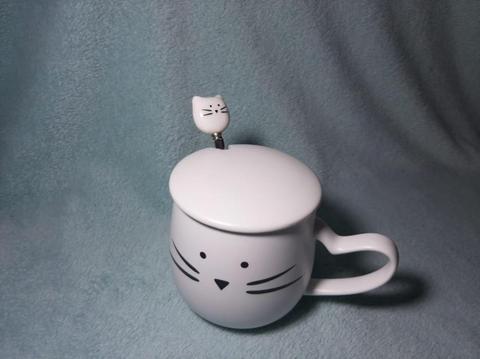 Taza de gato blanca