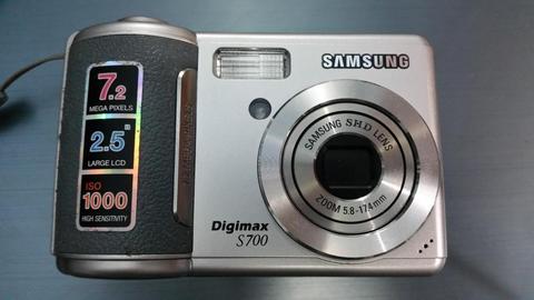Cámara Digital Samsung Digimax S700 de 7.2 Megapíxeles con Tarjeta SD de 2 GB
