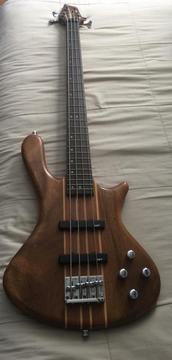 bajo Washburn Taurus