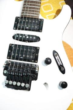 Vendo Guitarra ibanez s570b pedales analogicos como se ve en la foto