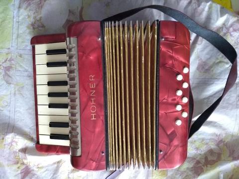 Vendo Acordeon Hohner Pequeño para Niño