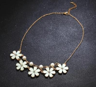 Hermoso Collar Flores Con Cristales Para Vestido De Fiesta Nuevo