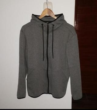 Vendo Cambio Casaca con Capucha Zara Man