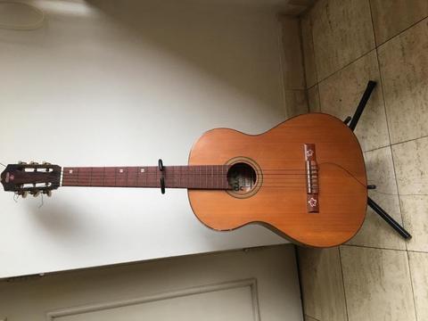 Vendo Guitarra usada. Marca Erasmo Falcon