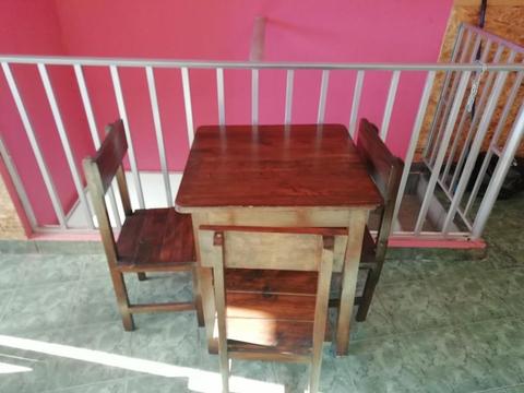 Se vende mesas de madera, sillas y bancas, estilo rustico