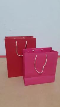 Bolsas de cartulina de colores, papel kraft, liner y mas