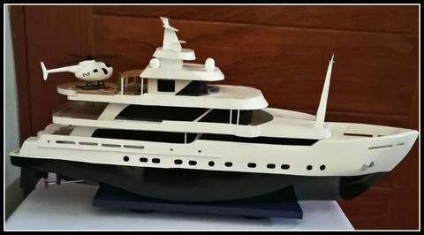 Yate Maybe Metalships Docks modelo a escala