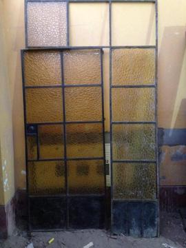 Puerta de fierro con vidrios