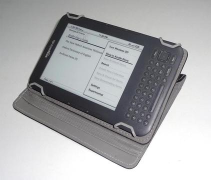 Lector Amazon Kindle D00901 Libros Electronicos con 3G y WiFi. Teclado integrados con estuche protector