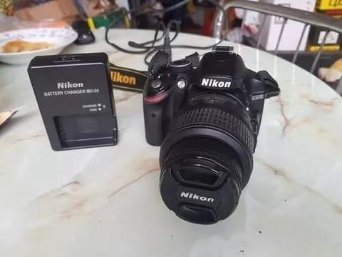 Nikon D3200 Lente 18-55mm y Sigma 70-300mm f / 4-5.6 dg macro teleobjetivo con zoom dos lentes