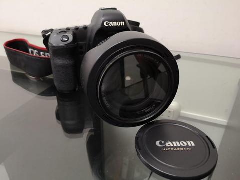 Canon EOS 5D Mark II con lente
