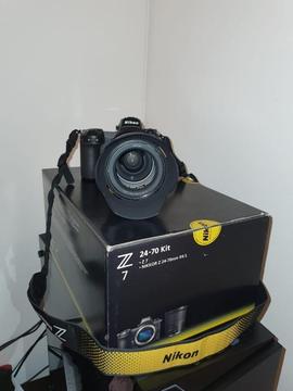 Cámara Nikon Z7 Mirrorless 24-70mm F/4 S Adaptador Ftz / NUEVO