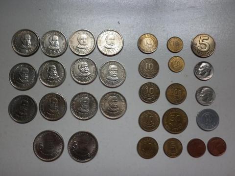 30 monedas entre intis, soles de oro, euro, dolar, yen
