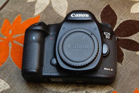 Camara Canon 5D Mark III con accesorios completos y caja